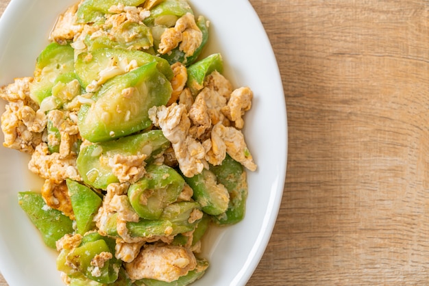 Sauté de courge angulée avec œuf, style alimentaire sain