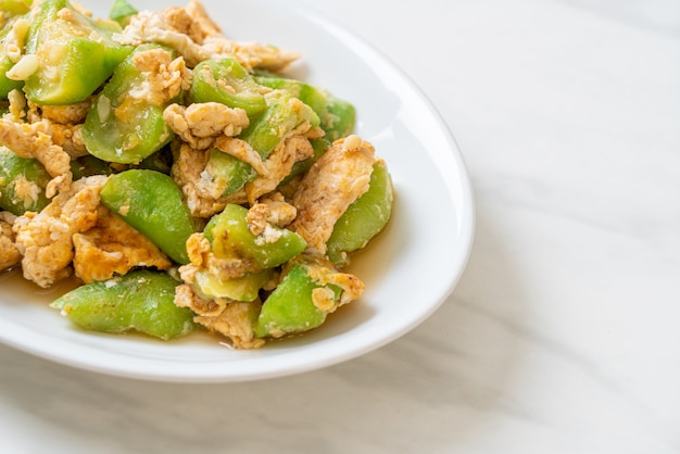 Sauté de courge angulée avec œuf - Style alimentaire sain