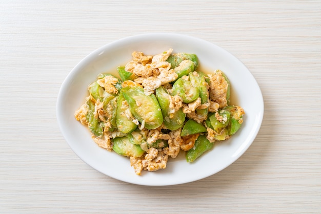 Sauté de courge angulée avec œuf