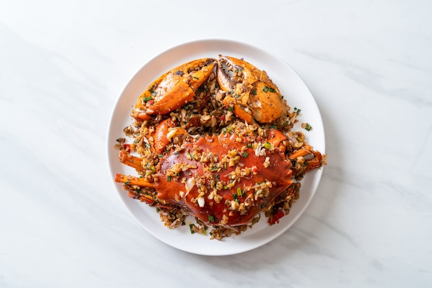 Sauté de crabe avec sel épicé et poivre - style fruits de mer