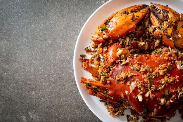 Sauté de crabe avec sel épicé et poivre - style fruits de mer