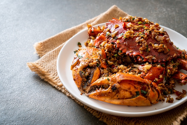 Sauté de crabe avec sel épicé et poivre - style fruits de mer