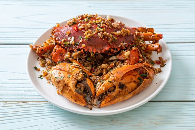 Sauté de crabe avec sel épicé et poivre