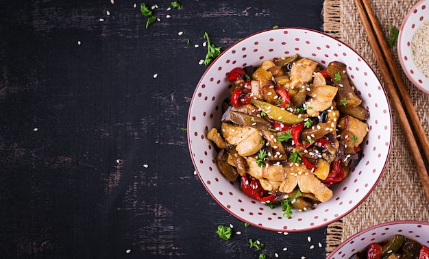 Sauté avec du poulet, des aubergines, des courgettes et des poivrons doux - Cuisine chinoise. Vue de dessus, ci-dessus