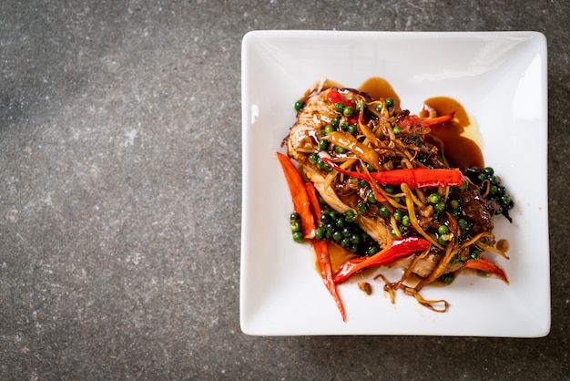 sauté épicé et aux herbes avec filet de mérou