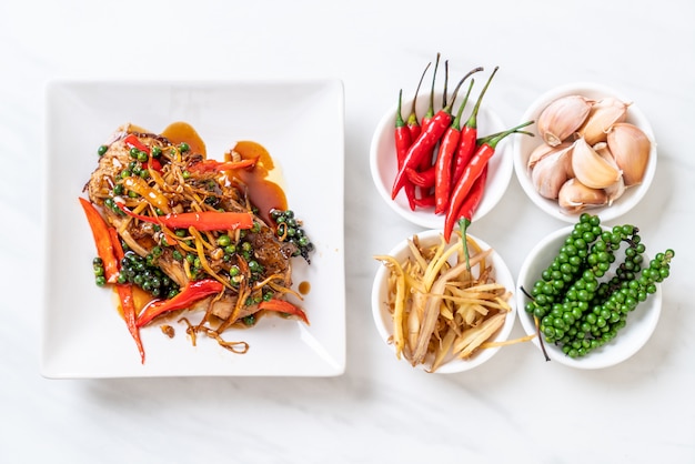 sauté épicé et herbe avec filet de mérou