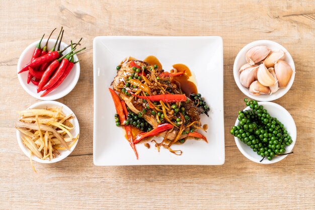 sauté épicé et herbe avec filet de mérou