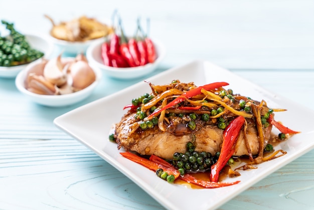 sauté épicé et herbe avec filet de mérou