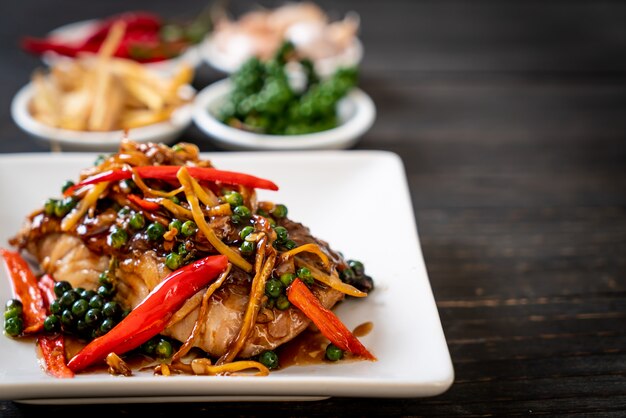 sauté épicé et herbe avec filet de mérou