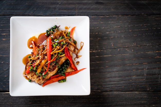 sauté épicé et herbe avec filet de mérou