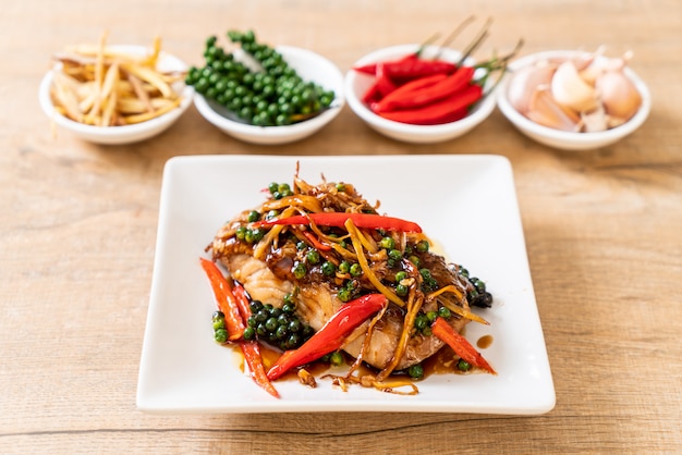 sauté épicé et herbe avec filet de mérou