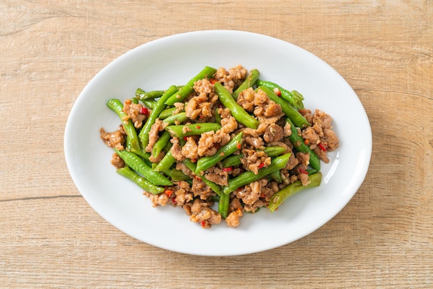 sauté de haricots verts ou de haricots verts avec du porc haché - style de cuisine asiatique