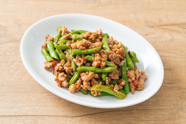 sauté de haricots verts ou de haricots verts avec du porc haché - style de cuisine asiatique