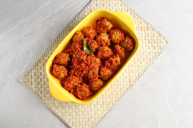 Sauté indonésien Boulettes de viande épicées