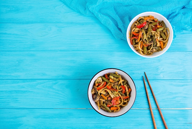 Sauté de légumes aux nouilles sur fond de bois