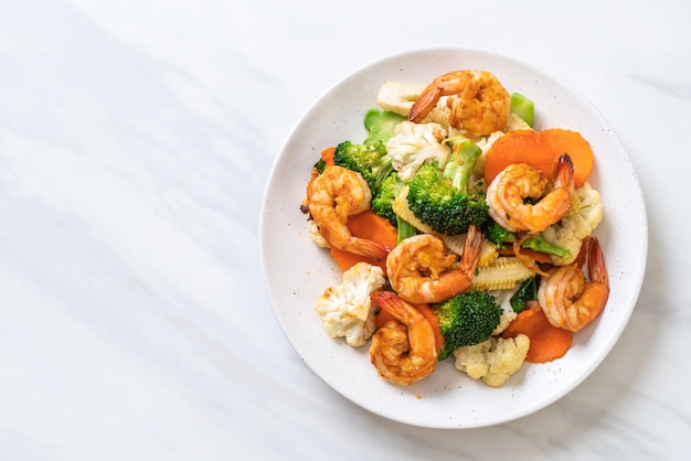 sauté de légumes avec des crevettes