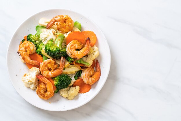 sauté de légumes avec des crevettes