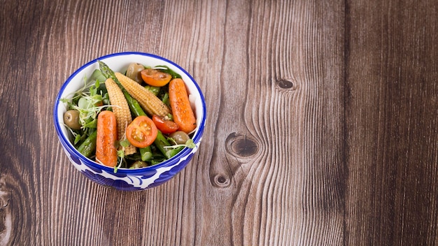 Sauté de légumes sains dans un bol