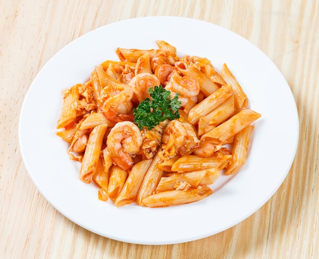 Sauté de macaroni et de crevettes avec sauce tomate