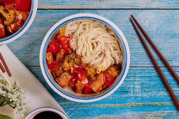 Sauté de nouilles aux légumes dans un bol