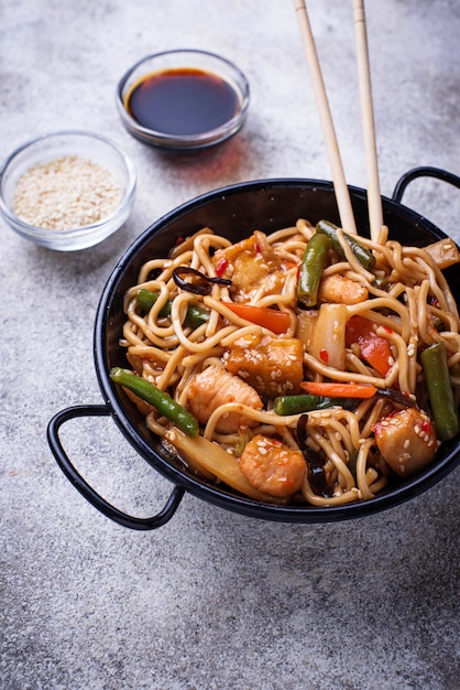 Photo sauté de nouilles avec du poulet, du tofu et des légumes.