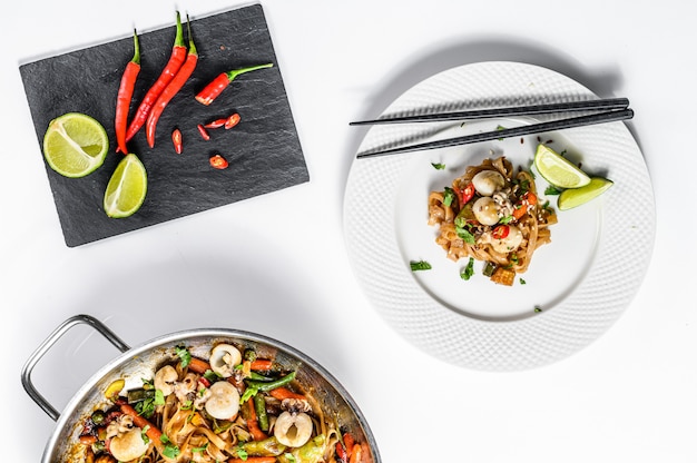 Sauté de nouilles Udon aux fruits de mer et légumes.