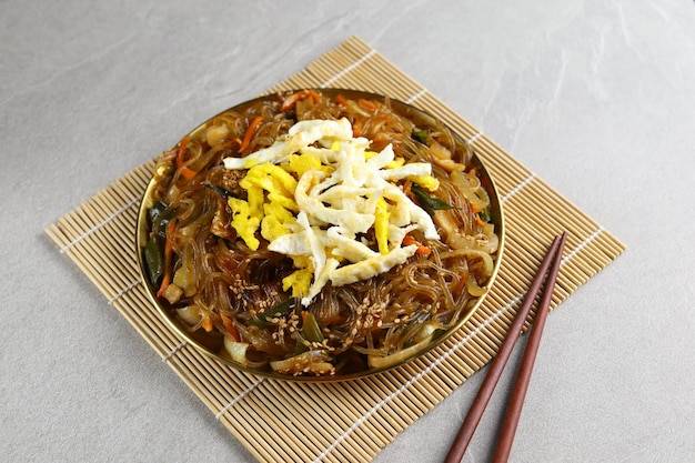 Photo sauté de nouilles en verre coréen japchae