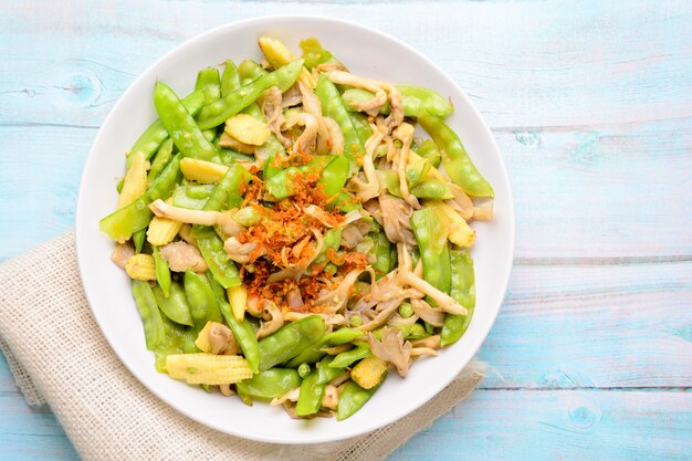 Sauté de pois mange-tout au maïs et aux champignons