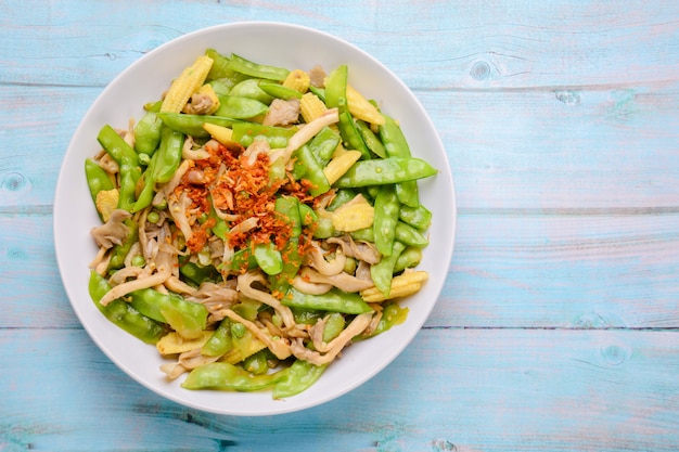 Sauté de pois mange-tout au maïs et aux champignons