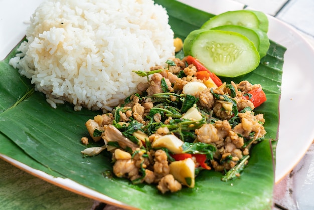 sauté de porc haché et basilic avec du riz. Style de cuisine de rue thaïlandaise