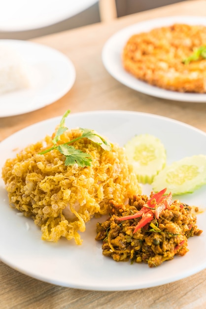 Sauté de porc haché avec pâte de curry jaune chaude