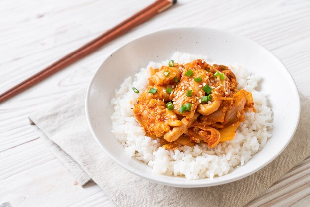 sauté de porc avec kimchi sur du riz