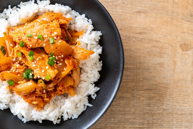 sauté de porc avec kimchi sur du riz