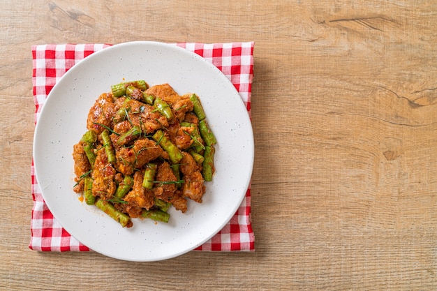 Sauté de porc et pâte de curry rouge avec haricots verts