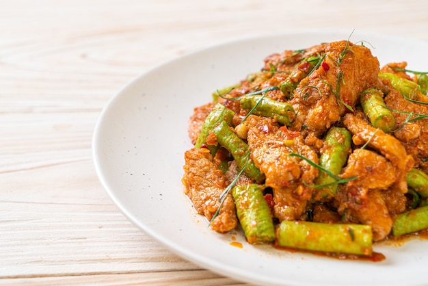 Sauté de porc et pâte de curry rouge avec haricots verts