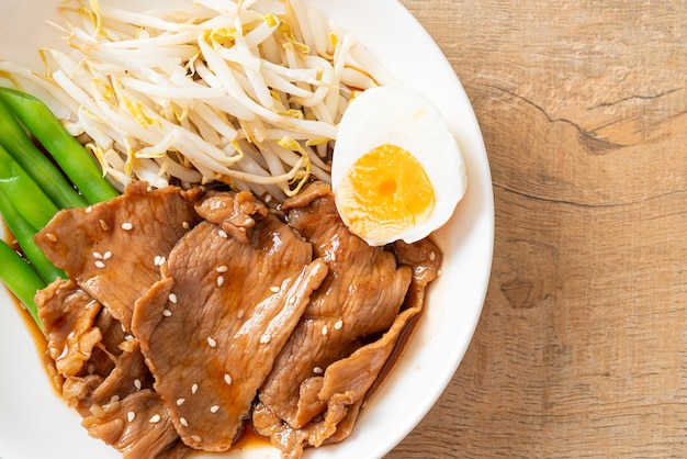 sauté de porc teriyaki aux graines de sésame, germes de haricot mungo, œuf à la coque et ensemble de riz - style de cuisine japonaise