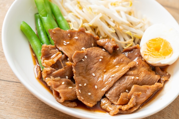 Sauté De Porc Teriyaki Aux Graines De Sésame, Germes De Haricot Mungo, œuf à La Coque Et Ensemble De Riz - Style De Cuisine Japonaise