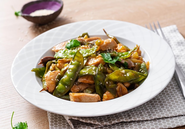 Sauté de poulet aux pois verts et aux haricots verts à l'asiatique