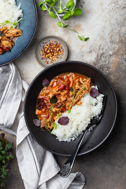 Sauté de poulet avec sauce tomate, sirop d'érable et riz