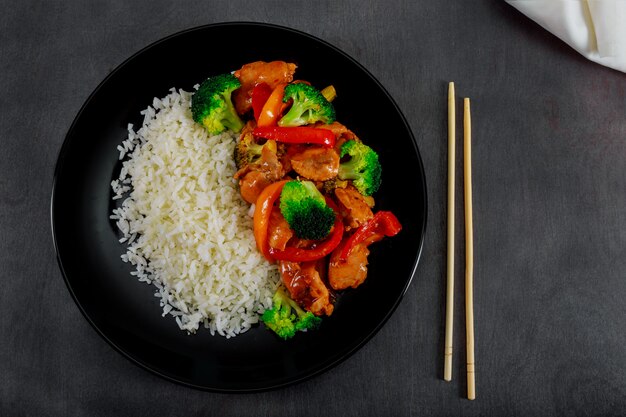 Sauté de poulet teriyaki et brocoli avec mise au point sélective du riz