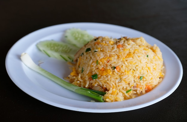 Sauté de riz au crabe sur un plat blanc