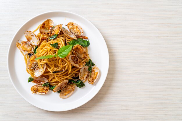 Sauté de spaghettis aux palourdes, à l'ail et au piment - Style de cuisine fusion