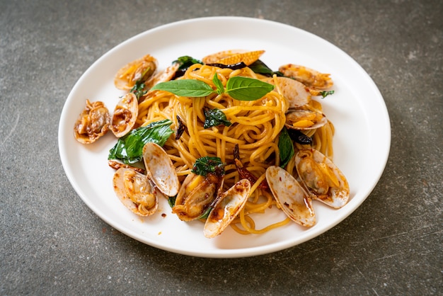 Sauté de spaghettis aux palourdes, à l'ail et au piment, style fusion