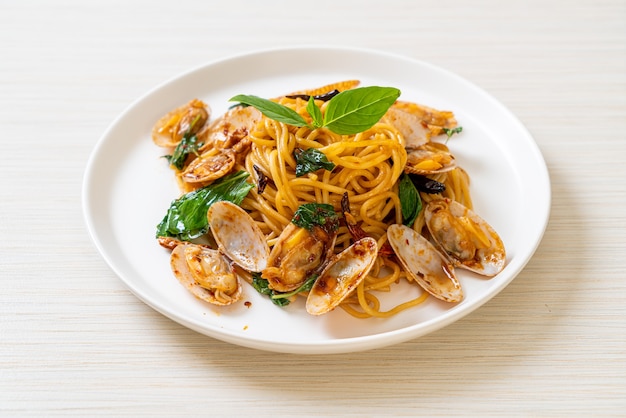 Sauté de spaghettis aux palourdes et à l'ail et au piment