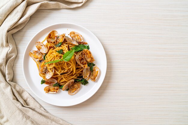 Sauté de spaghettis aux palourdes et à l'ail et au piment