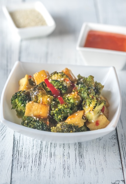 Sauté de tofu et brocoli avec sauces close up