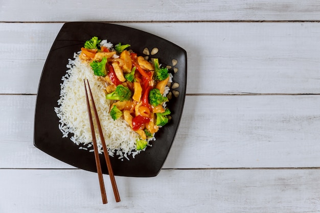 Sauté de viande asiatique, légumes avec riz blanc