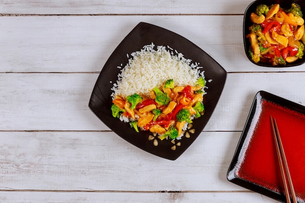 Photo sauté de viande asiatique, légumes avec riz blanc.