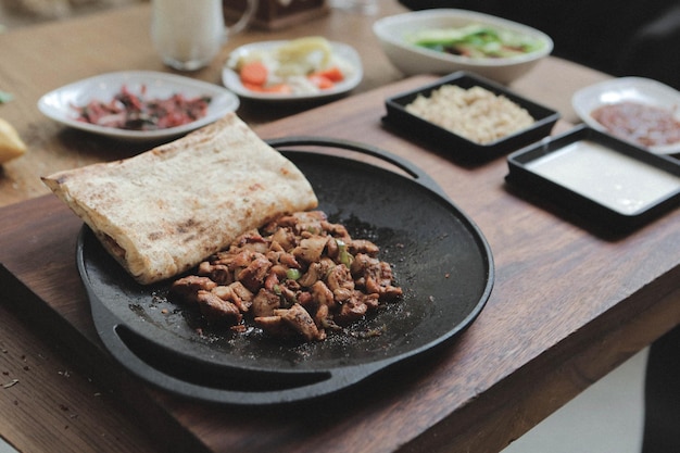 Sauté de viande dans une poêle traditionnelle - Sac kavurma, cuisine turque