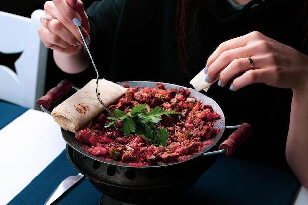 Photo sauté de viande dans une poêle traditionnelle sac kavurma turkish food